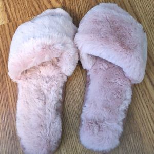 Fuzzy and soft sandal slippers